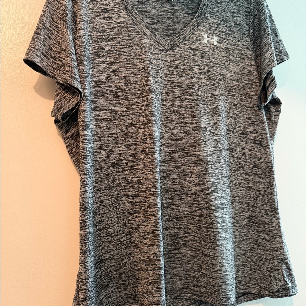 Like New Under Armour Women's Heathered V-Neck Performance Tee - Gray